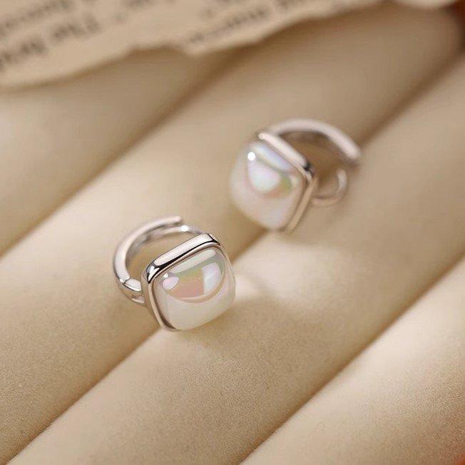 XDQ10957E-57-7 Fine Silver Square Shell‑Pearl Huggie Earrings